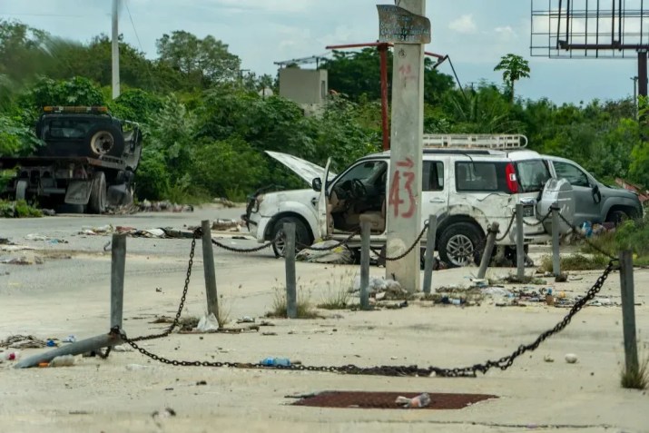 Carros abandonados na estrada entre a Embaixada dos EUA e o reduto da gangue Kraze Baryé em Porto Príncipe, Haiti, em 28 de abril de 2024 / Evelio Contreras/CNN