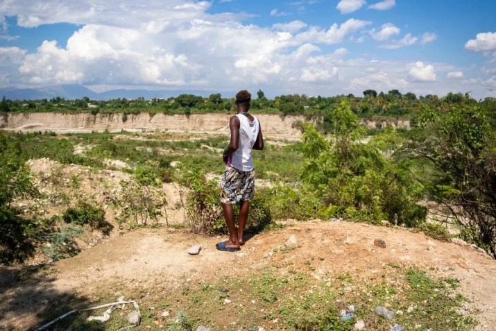 Com vista para o leito de um rio em direção ao território da gangue haitiana 400 Mawozo, em Porto Príncipe, Haiti, em 18 de abril de 2024 / Evelio Contreras/CNN