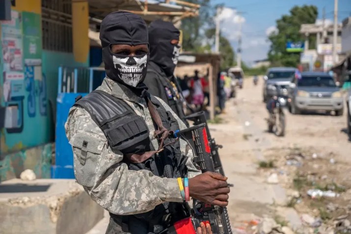 Membro da gangue Kraze Baryé em Porto Príncipe, Haiti, em 18 de abril de 2024 / Evelio Contreras/CNN