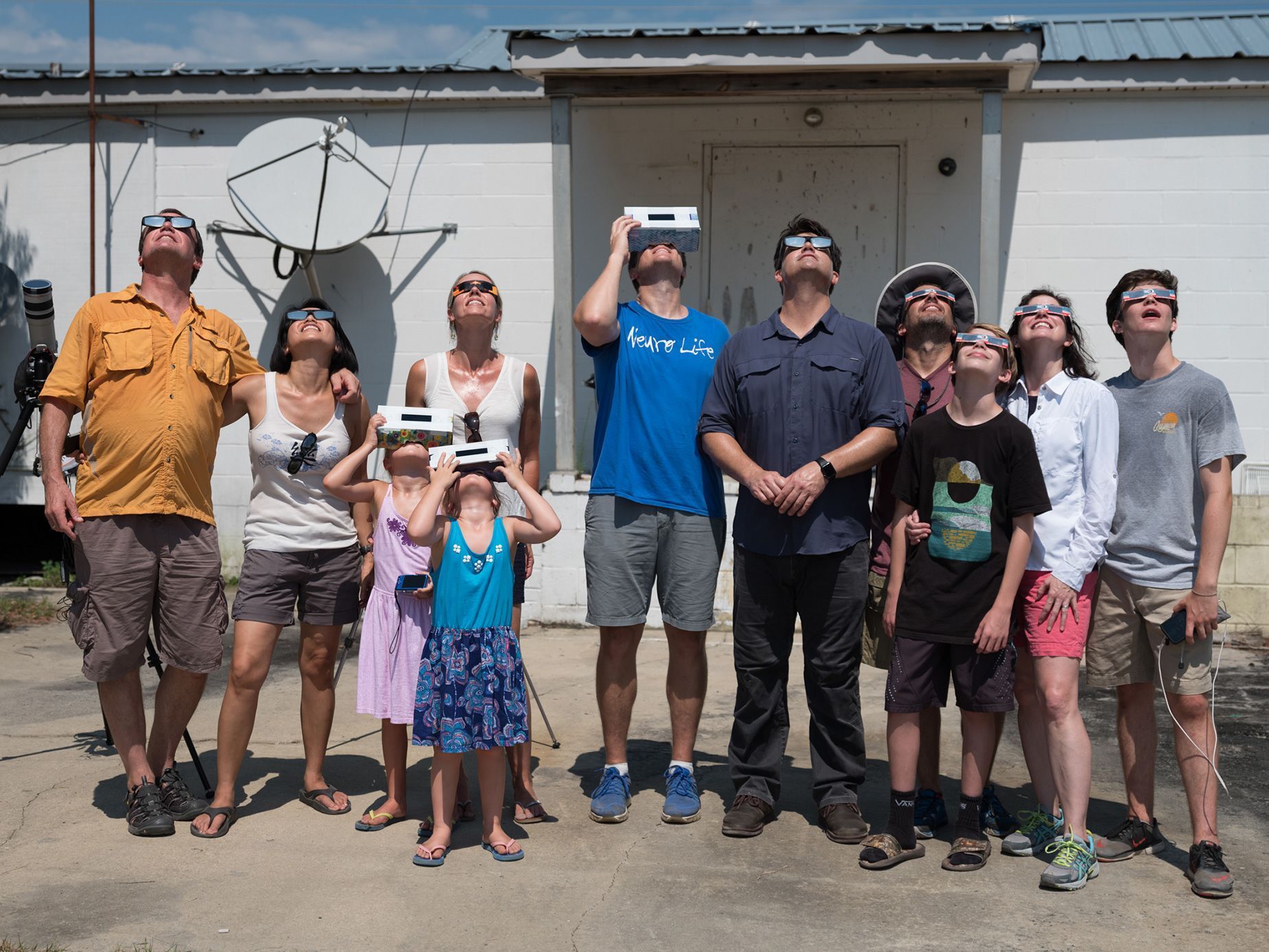 Steven Robicsek, na ponta esquerda, assistiu ao eclipse solar total de 2017 em Sandy Run, Carolina do Sul, com amigos e familiares / Steven Robicsek/Arquivo Pessoal