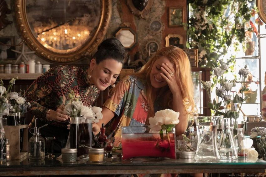 Jenny Slate e Blake Lively em "É Assim Que Acaba" • Divulgação/Sony Pictures