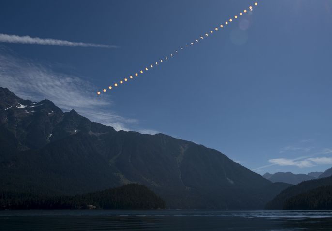 Composição da progressão de um eclipse solar sobre o Lago Ross, nos Estados Unidos, em 2017 / NASA/Bill Ingalls