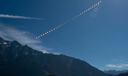 Composição de imagens da vista da progressão de um eclipse solar em 2017