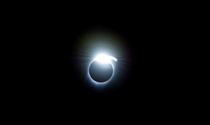 Efeito "anel de diamante" no eclipse solar total de 2017 visto dos Estados Unidos