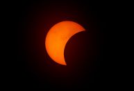 Assista ao 2º eclipse solar do ano neste domingo (21); veja como