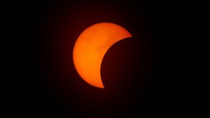 Assista ao 2º eclipse solar do ano neste domingo (21); veja como