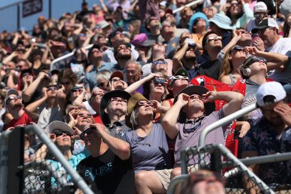 Público observando o eclipse solar total no campus da Universidade Southern Illinois, nos Estados Unidos, em 8 de abril de 2024