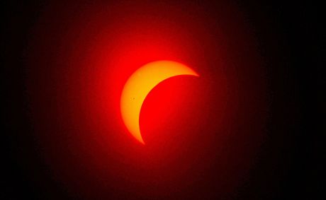 Eclipse parcial do dia 8 de abril de 2024 em Fort Worth, no Texas, nos Estados Unidos