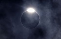 Efeito do anel de diamante durante o eclipse solar total em 8 de abril de 2024 visto de Fort Worth, no Texas, nos Estados Unidos