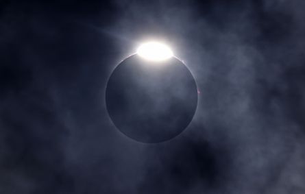 Efeito do anel de diamante durante o eclipse solar total em 8 de abril de 2024 visto de Fort Worth, no Texas, nos Estados Unidos