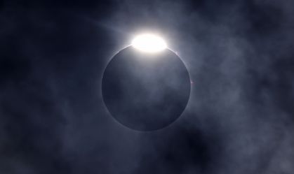Efeito do anel de diamante durante o eclipse solar total em 8 de abril de 2024 visto de Fort Worth, no Texas, nos Estados Unidos