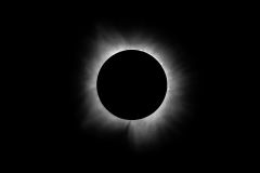 Lua cobrindo com totalidade o Sol visto de Brady, no Texas, nos Estados Unidos