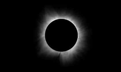 Lua cobrindo com totalidade o Sol visto de Brady, no Texas, nos Estados Unidos