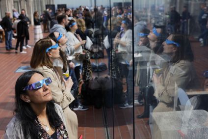 Público assiste o eclipse solar parcial do dia 8 de abril de 2024 a partir do Rockefeller Center, em Nova York, nos Estados Unidos