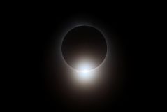 Eclipse solar total visto antes da partida entre o Cleveland Guardians e o Chicago White Sox em 8 de abril de 2024 em Cleveland, Ohio, nos Estados Unidos