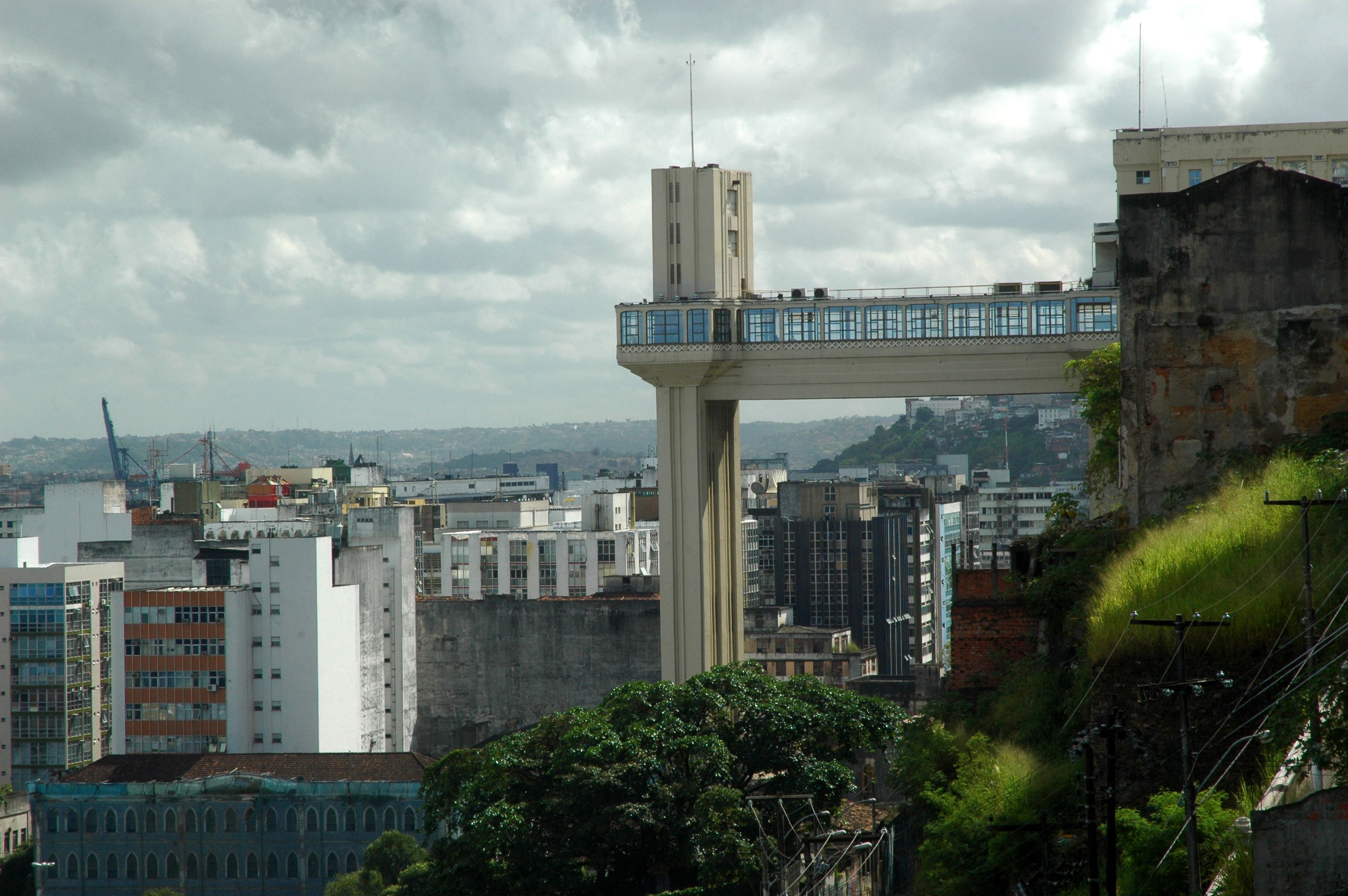 Vista geral do elevador Lacerda, em Salvador, com céu encoberto