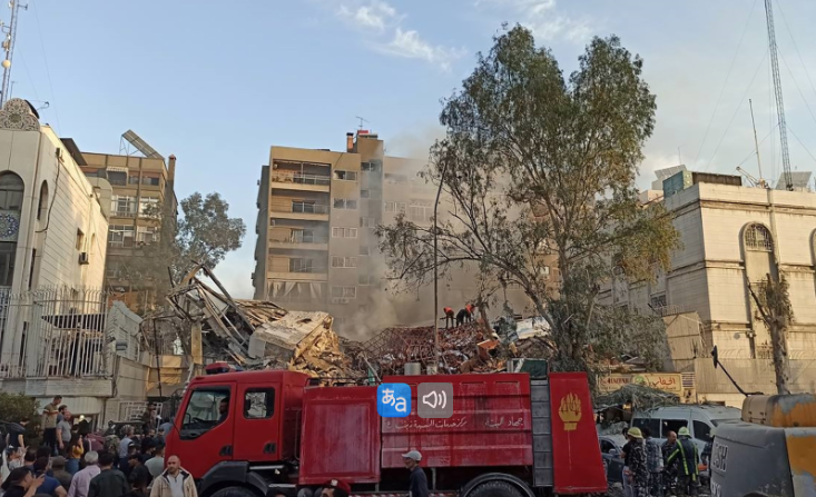 Equipes de emergência e segurança inspecionam o local de um ataque que atingiu um prédio anexo à embaixada iraniana na capital da Síria, Damasco, em 1º de abril / Ammar Ghali/Anadolu/Getty Images