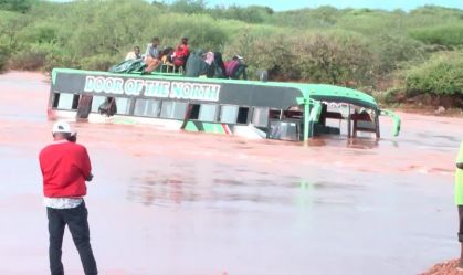 Vídeo: passageiros se agarram em cordas para escapar das enchentes no Quênia