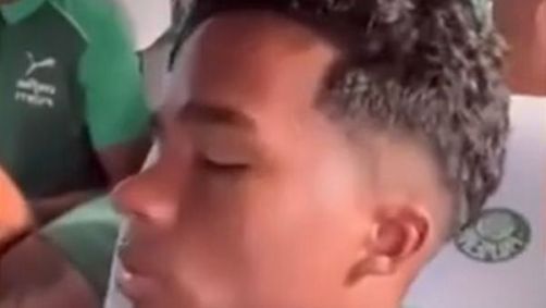 Endrick dorme no ônibus