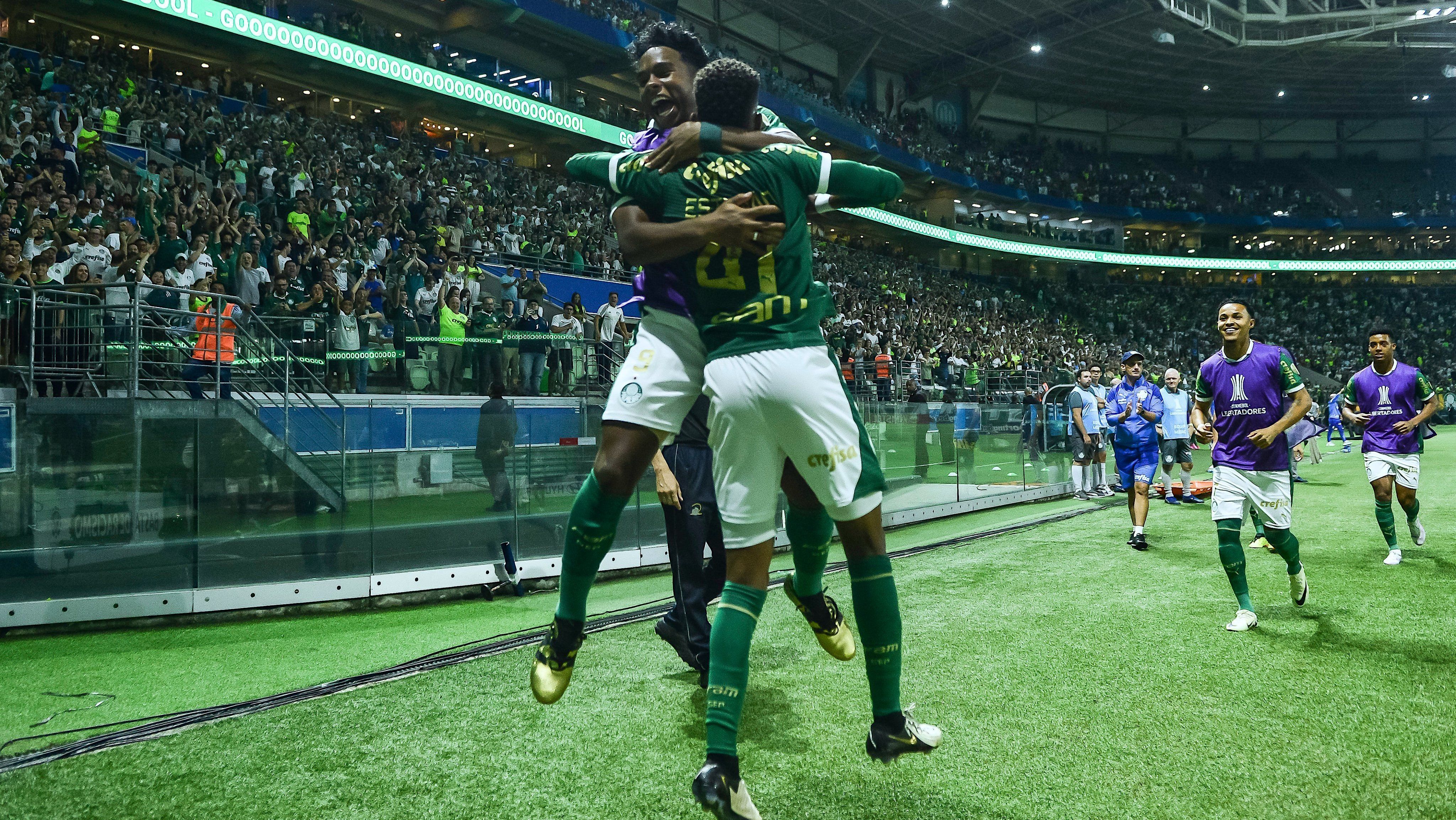 Estevão e Endrick, crias da Academia, comemoram gols juntos no Allianz Parque, nesta quinta (11)