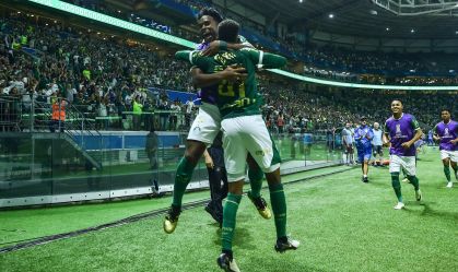 Estevão e Endrick, crias da Academia, comemoram gols juntos no Allianz Parque, nesta quinta (11)