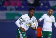 Endrick, do Palmeiras, é tietado por fãs equatorianos após vitória na Libertadores