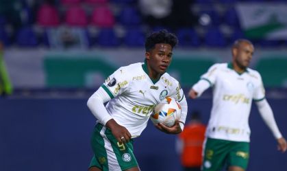 Endrick, do Palmeiras, é tietado por fãs equatorianos após vitória na Libertadores