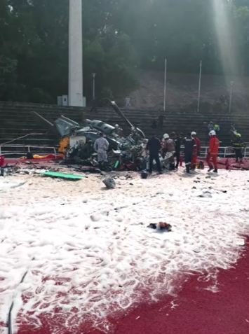 Espuma para controlar incêndio no local de queda do helicóptero / Terence Tan/Ministério das Comunicações e Informação