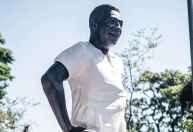 Estátua de Pelé é inaugurada onde o Rei marcou primeiro gol; veja