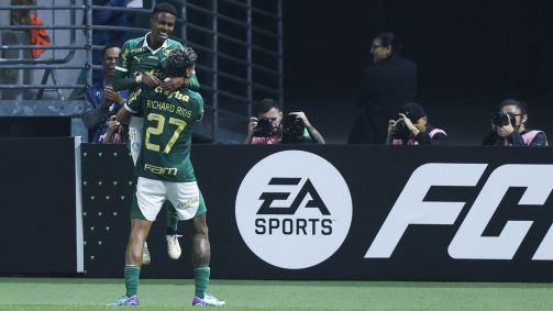Estevão comemora primeiro gol como profissional pelo Palmeiras