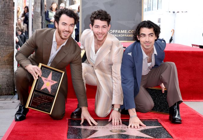 Kevin, Nick e Joe Jonas receberam uma estrela na calçada da fama em 2023 / Amy Sussman/Getty Images