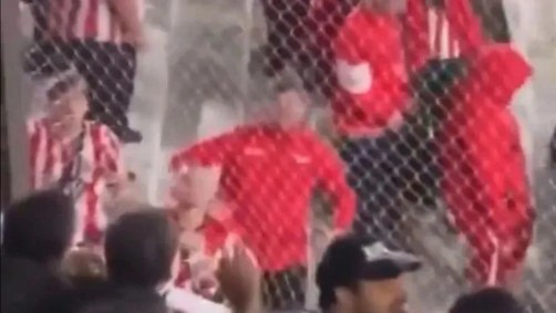 Torcedores do Estudiantes fizeram gestos racistas para torcedores do Grêmio