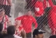 Estudiantes repudia gestos racistas dirigidos a gremistas e tenta identificar torcedores