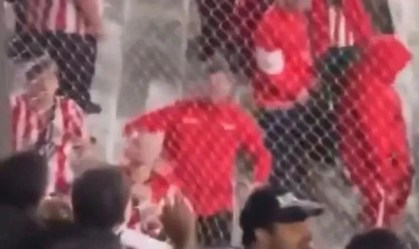 Torcedores do Estudiantes fizeram gestos racistas para torcedores do Grêmio