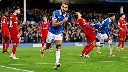 Calvert-Lewin comemora o segundo gol do Everton no clássico contra o Liverpool