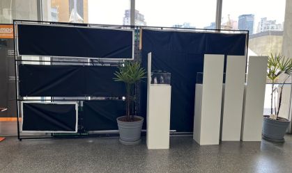 Exposição sobre cannabis na Câmara dos Vereadores de São Paulo com totens e banners escondidos