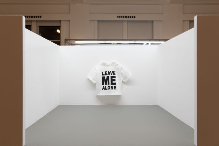 Ross-Ho criou várias interações e tamanhos de camisa ao longo dos anos; agora, sua versão menor, “LEAVE ME ALONE (XXXXXS), 2024”, medindo apenas alguns centímetros, chegará em Chicago – onde ela idealizou o trabalho pela primeira vez/ Roland Miller/Barely Fair