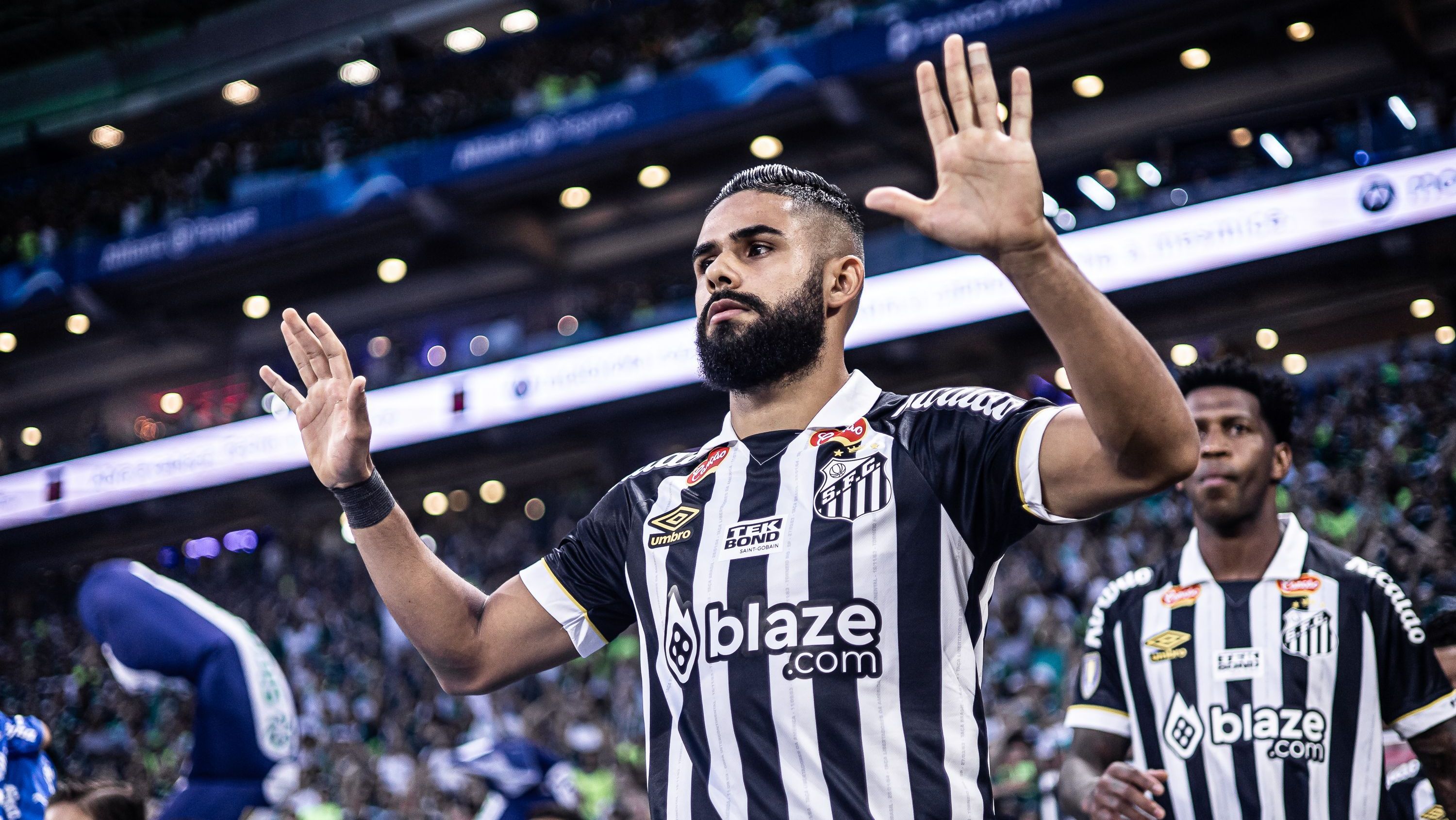 Felipe Jonatan entrando em campo na final do Paulistão