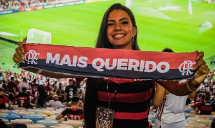Ex-BBB Fernanda toca bateria na torcida do Flamengo; veja