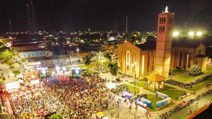 Torcida de Isabelle se reuniu na frente da Catedral Nossa Senhora do Carmo, em Parintins, Amazonas. / Governo do Amazonas