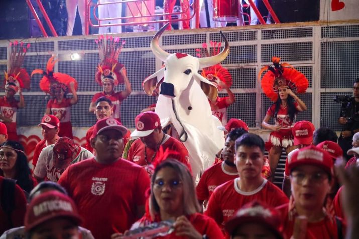 Torcida de Isabelle se reuniu na frente da Catedral Nossa Senhora do Carmo, em Parintins, Amazonas. / Governo do Amazonas