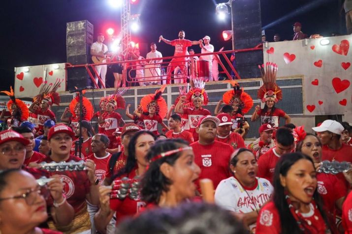 Torcida de Isabelle se reuniu na frente da Catedral Nossa Senhora do Carmo, em Parintins, Amazonas. / Governo do Amazonas