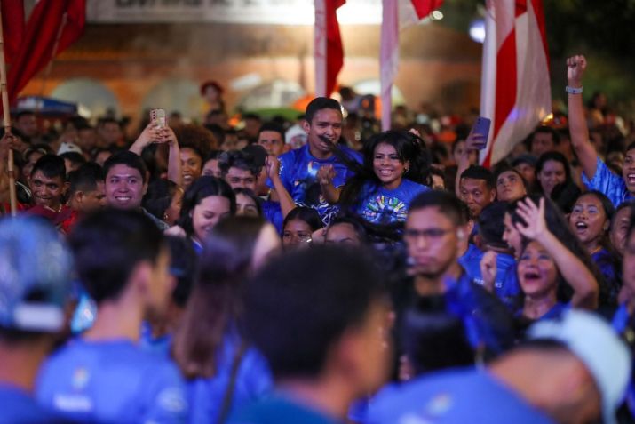 Torcida de Isabelle se reuniu na frente da Catedral Nossa Senhora do Carmo, em Parintins, Amazonas. / Governo do Amazonas