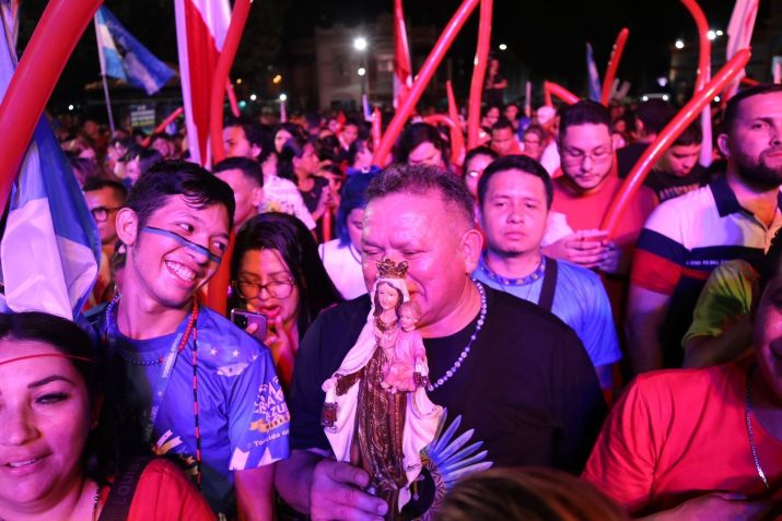 Torcida de Isabelle se reuniu na frente da Catedral Nossa Senhora do Carmo, em Parintins, Amazonas. / Governo do Amazonas