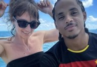 Filho de Snoop Dogg posa com camisa de clube brasileiro e viraliza nas redes