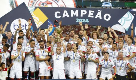 Flamengo levantando a taça de campeão carioca