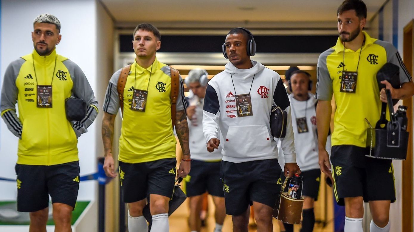 Elenco do Flamengo chegando para o confronto contra o Palestino