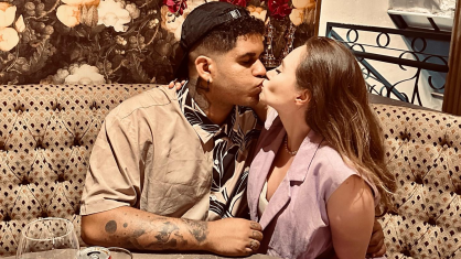 "A menina que me conheceu adolescente, a mulher que me transformou em um homem, a mãe das minha filhas, e agora apresento a vcs minha esposa", escreveu o cantor na legenda