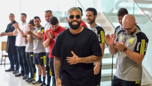 Gabigol foi recebido no Ninho do Urubu sob aplausos