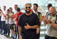 Gabigol volta ao Ninho e é recebido com aplausos pelo estafe do Flamengo